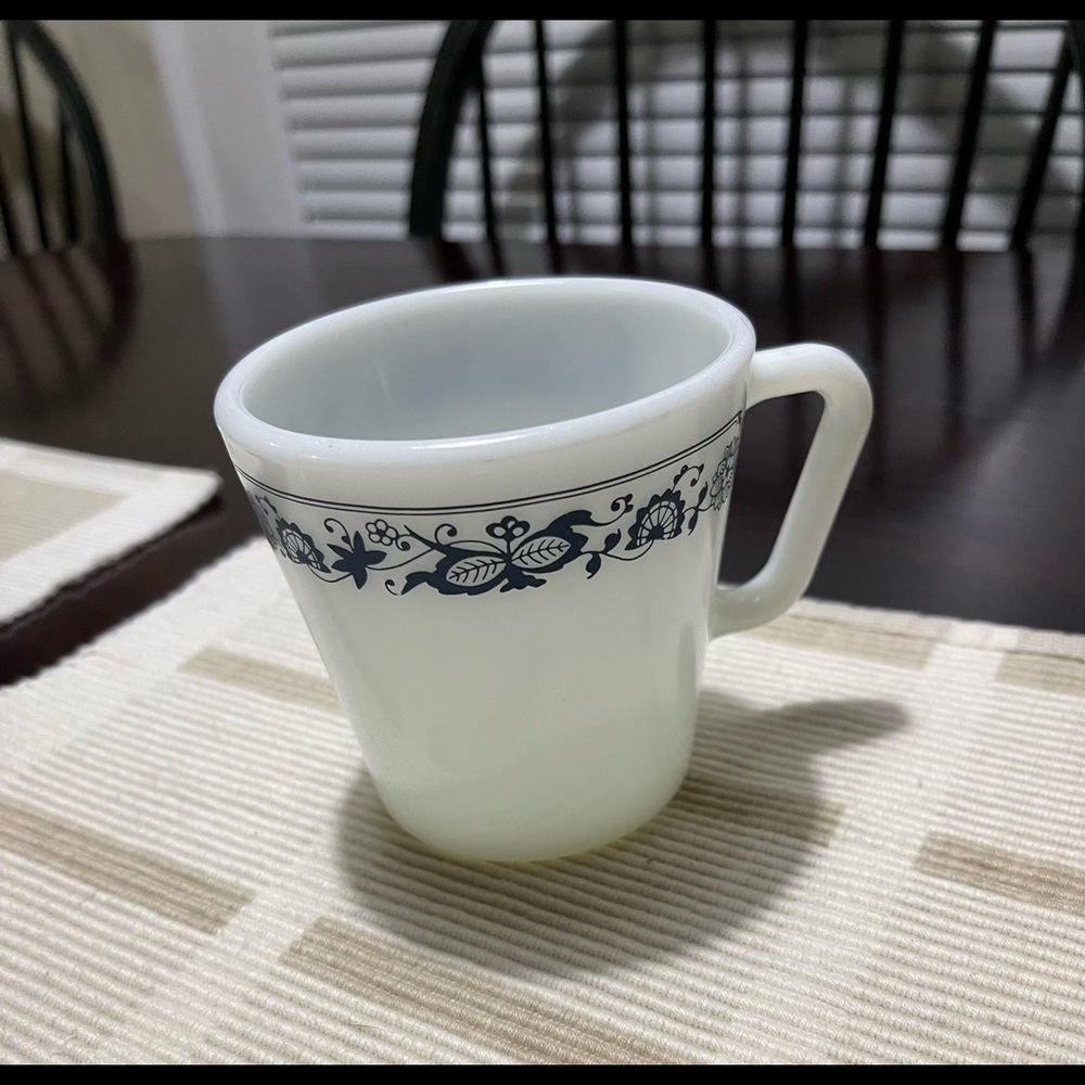 Pyrex Old Town Blue Onion D Handle Coffee Mug